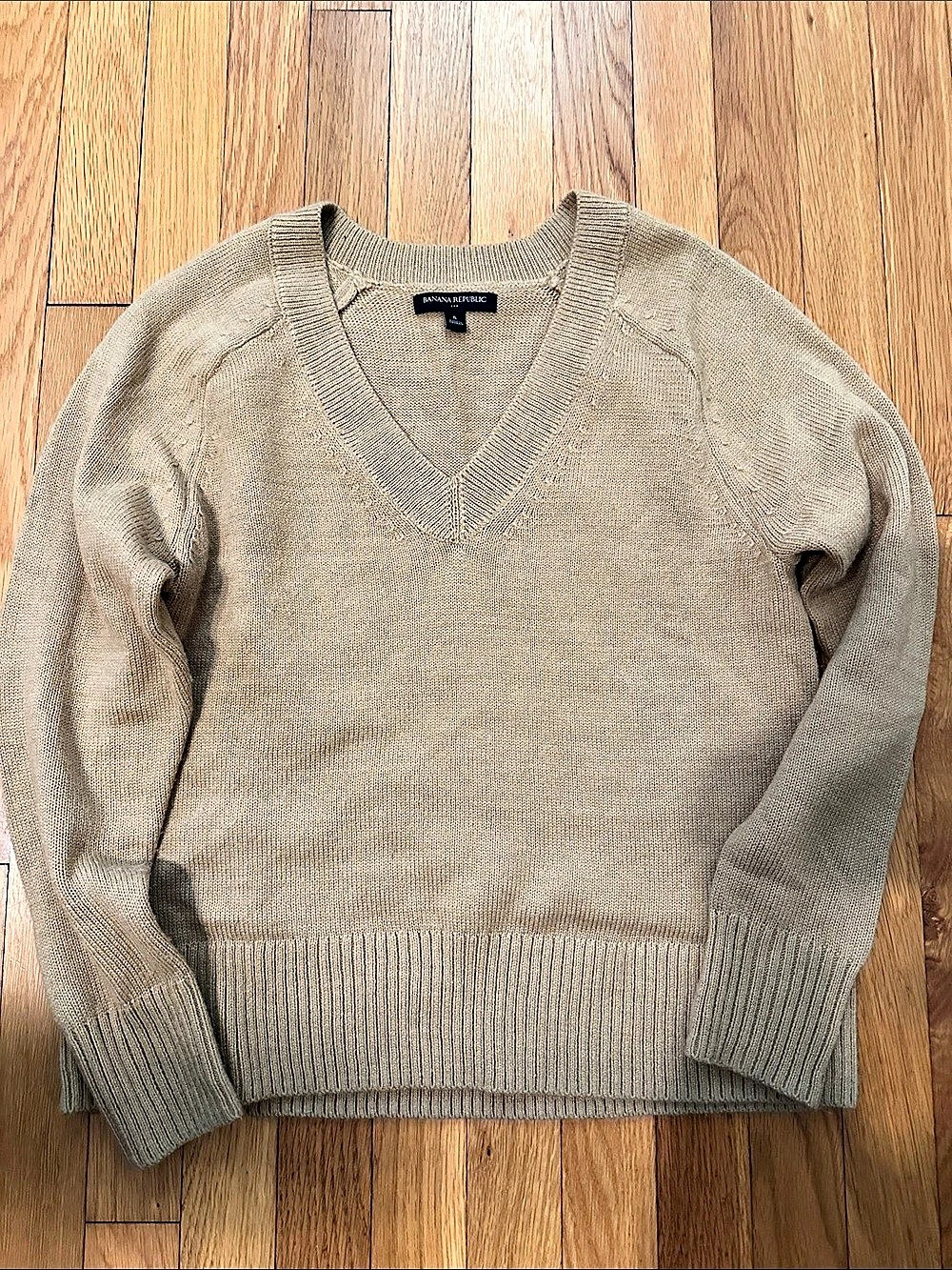 Banana Republic V-Neck Sweater in Camel color Size Small Like New